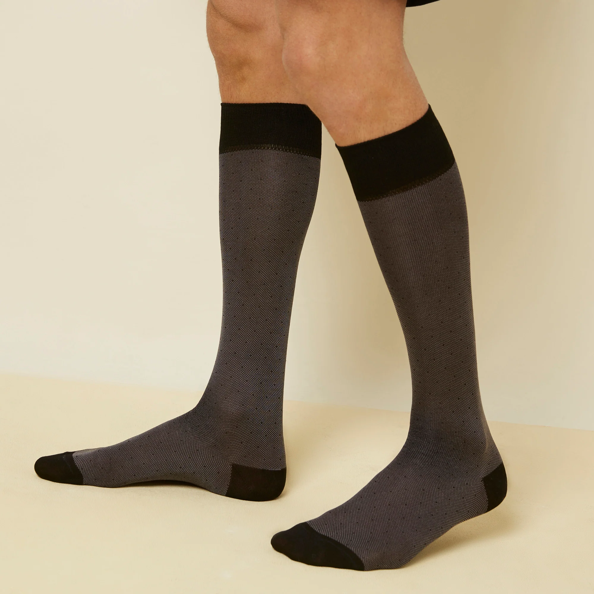 Calze lunghe grigie con piccolissimi pois - Daily