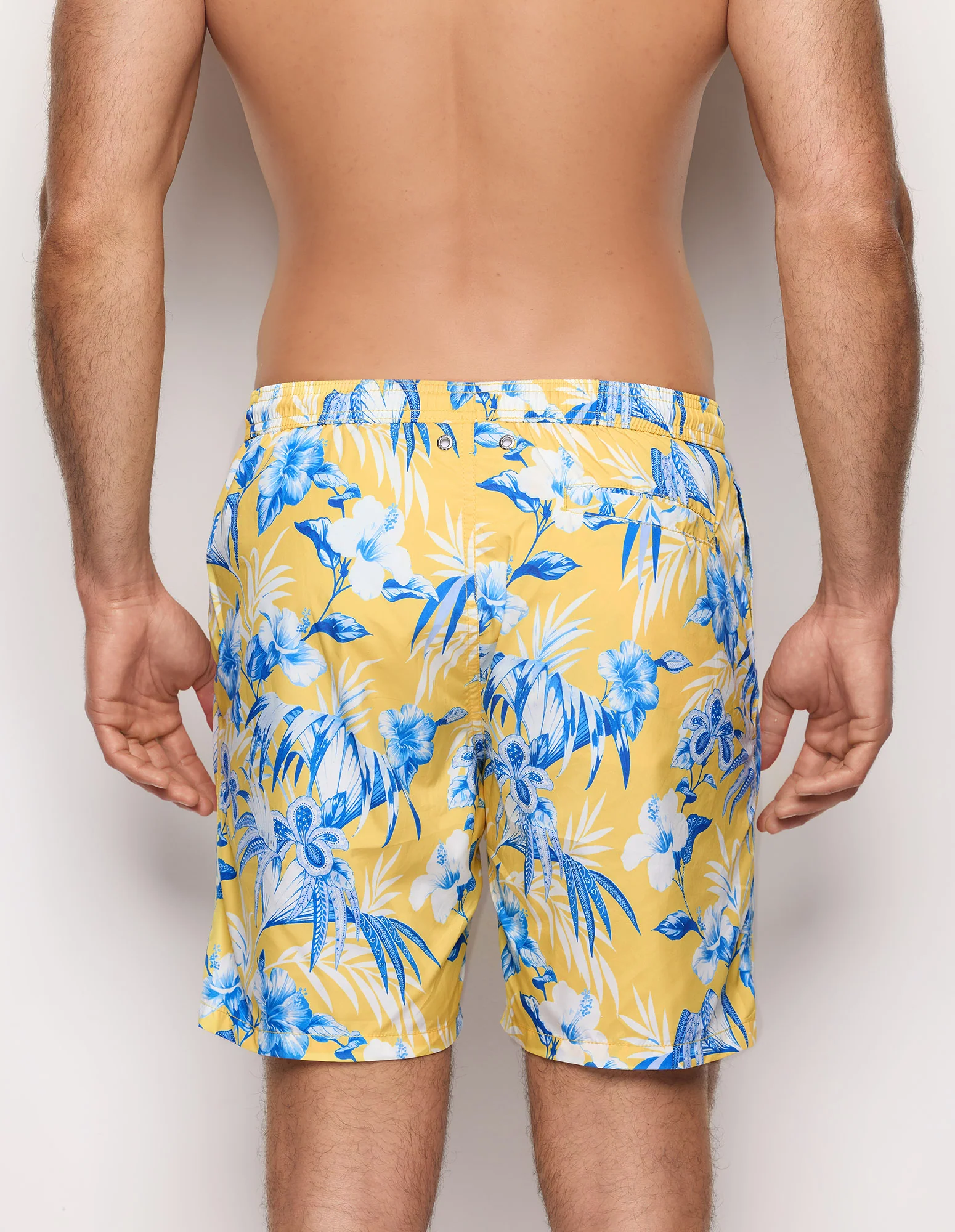 Costume boxer lungo da uomo giallo con fiori Tropical - Image 4
